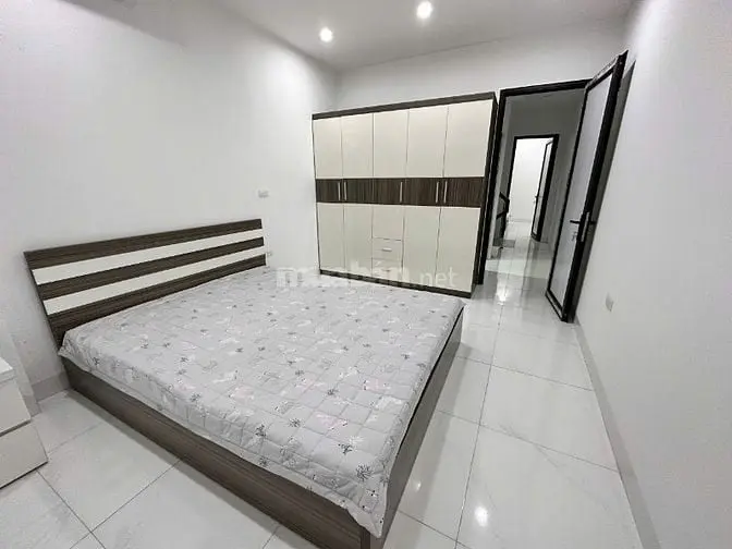 Bán Nhà Dt:41M2X4T, Tại Nguyễn Sơn, L.biên, Ô Tô Đỗ Cách Cửa Tầm 10M