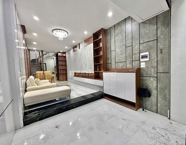 Bán Nhà Dt:41M2X4T, Tại Nguyễn Sơn, L.biên, Ô Tô Đỗ Cách Cửa Tầm 10M