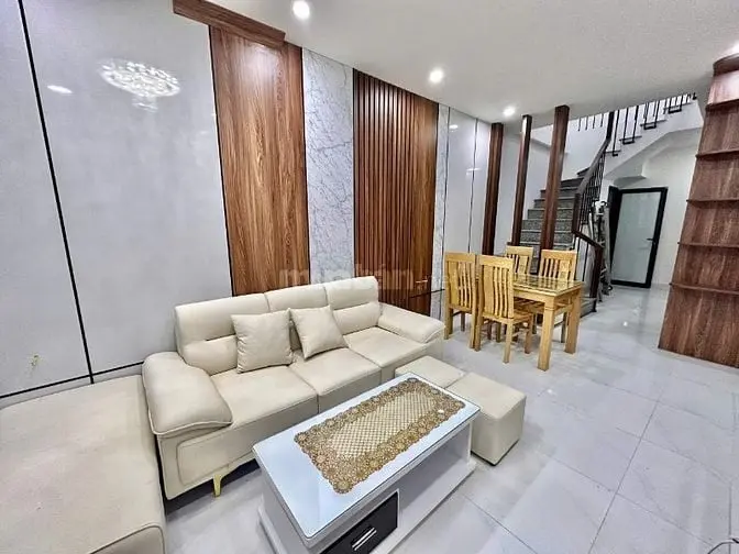 Bán Nhà Dt:41M2X4T, Tại Nguyễn Sơn, L.biên, Ô Tô Đỗ Cách Cửa Tầm 10M