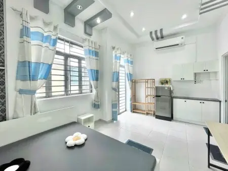 Cho Thuê Phòng Ban Công, Rộng 35M2 Giáp Q1, Q3, Ngay Trung Tâm Phú Nhuận. Full Nội Thất