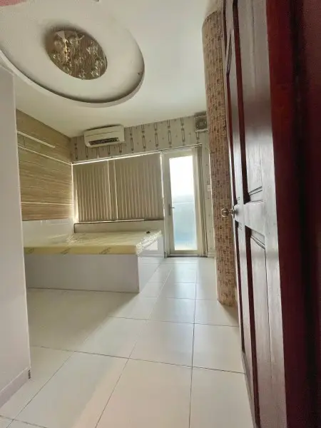 Cho Thuê Phòng Ban Công Rộng Trung Tâm Quận 1 – Đường Trần Hưng Đạo Cách Cầu Nguyễn Văn Cừ 500M