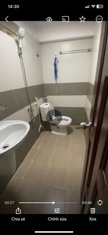 Cần Share 1 Phòng Trống Có Ban Công Và Cửa Sổ Lớn Ngày Đầm Sen