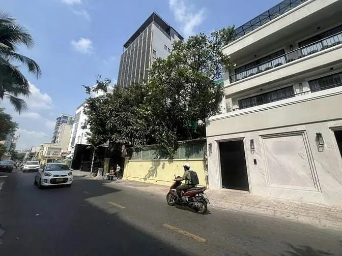 Biệt Thự Hiện Đại 4 Tầng Mặt Tiền Đường Nguyễn Văn Thủ Quận 1