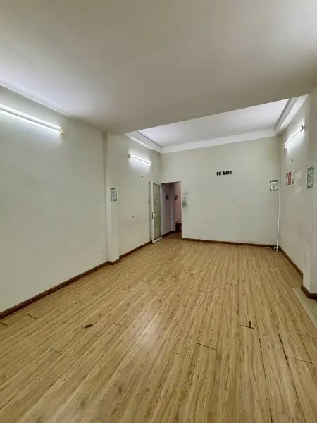 Cho Thuê Văn Phòng Rộng 38M2, Mặt Tiền Đường Bàu Cát 6