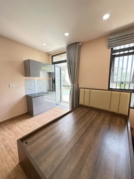 Phòng Ban Công Thoáng - Đầy Đủ Nội Thất - Gần Chợ Cầu