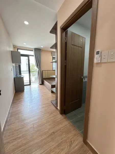 Phòng Ban Công Thoáng - Đầy Đủ Nội Thất - Gần Chợ Cầu