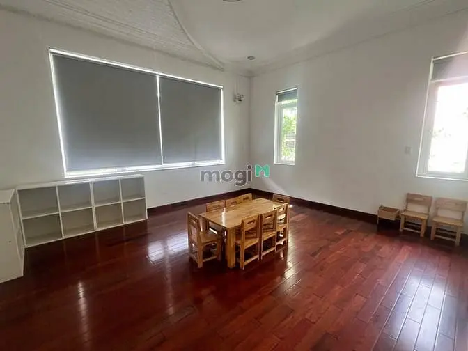 Cho Thuê Biệt Thự Gần 900M2, Trần Văn Sắc - 1 Trệt 2 Lầu. Giá 160Tr/Th