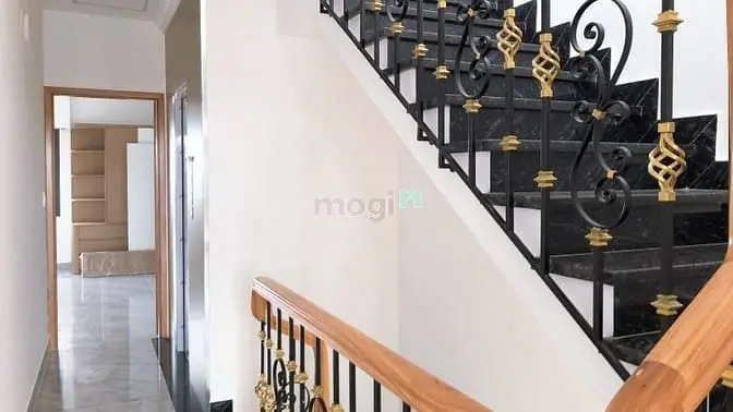 Siêu Phẩm - Thang Máy - Gỗ Đỏ - 5 Tầng Mới Keng - Vip Hiệp Bình Phước