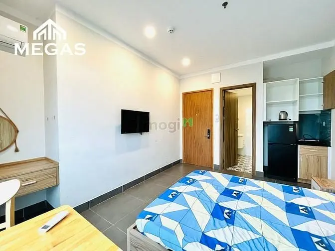 Căn Hộ Cao Cấp - Ban Công - Đầy Đủ Nội Thất - Đối Diện Sân Bay