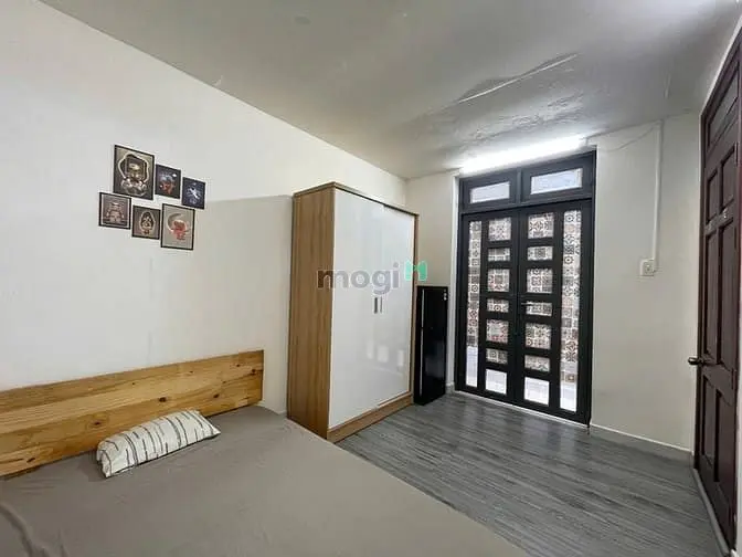 Cho Thuê Phòng Ban Công Tách Bếp Cách Mạng Tháng 8 Q3 Gần Nhà Ga