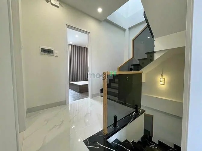 Bán Căn Nhà Phố Mặt Tiền Đường Phong Cách Hiện Đại