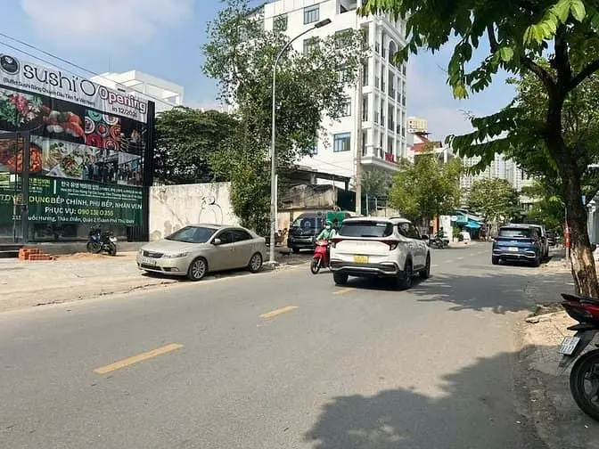 Mặt Bằng 200M2 Trệt + Lửng Tại Thảo Điền, Kd Ko Hạn Chế. Giá 59Tr/Th