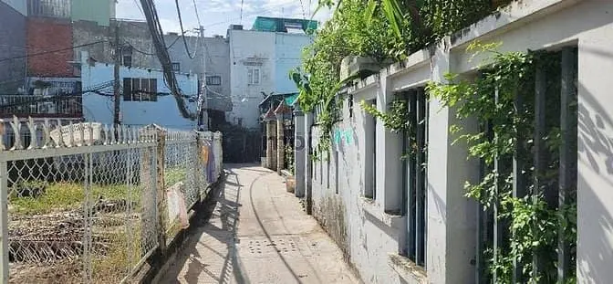 Nhà Đang Ở, 4M X 15M Nở Hậu Nhẹ, Hai Lầu, Hẻm Sạch Sẽ, Sổ Hồng Riêng.