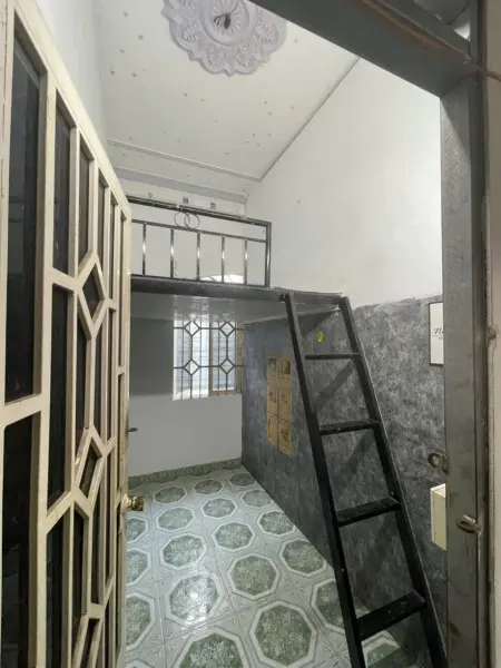 Phòng Gác Cửa Sổ - Lầu 1 - Khu Vực An Ninh & Sạch Sẽ- Gần Ngã 5 Chuồng Cún