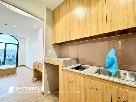 Cho Thuê Studio Tách Bếp – Ban Công Riêng – Sàn Gỗ Cao Cấp – Full Nội Thất