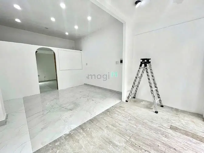 Hiếm Nhà Mặt Tiền Lê Văn Sỹ, Quận 3.Ngang 5M, Có Sân Để Xe Rộng Rãi