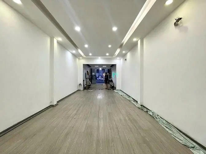 Hiếm Nhà Mặt Tiền Lê Văn Sỹ, Quận 3.Ngang 5M, Có Sân Để Xe Rộng Rãi