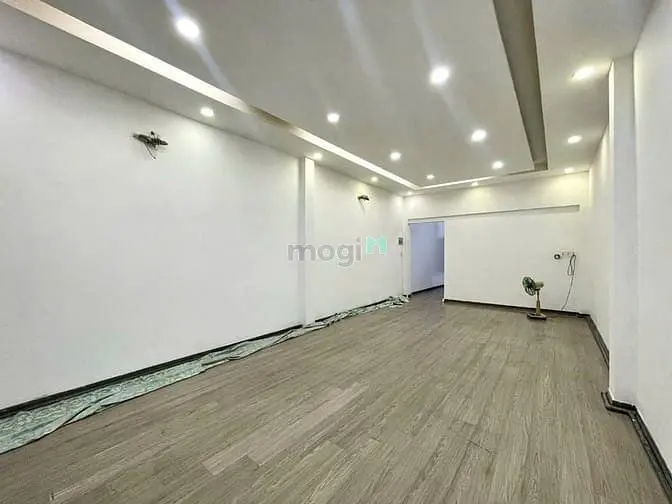 Hiếm Nhà Mặt Tiền Lê Văn Sỹ, Quận 3.Ngang 5M, Có Sân Để Xe Rộng Rãi