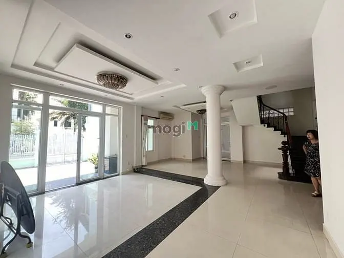 Cho Thuê Nhà Mặt Tiền 10M Võ Văn Tần Q3