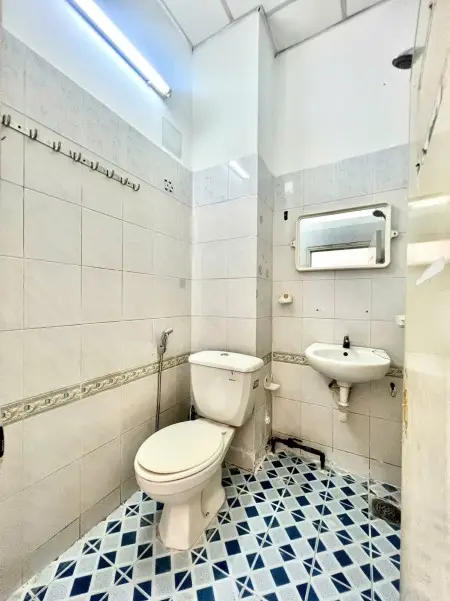 Phòng Cho Thuê Nội Thất Cơ Bản, Cửa Sổ Thoáng Mát Đối Diện Etown Cộng Hoà