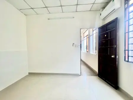 Phòng Cho Thuê Nội Thất Cơ Bản, Cửa Sổ Thoáng Mát Đối Diện Etown Cộng Hoà