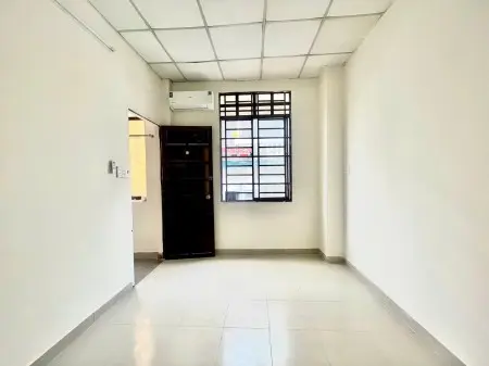 Phòng Cho Thuê Nội Thất Cơ Bản, Cửa Sổ Thoáng Mát Đối Diện Etown Cộng Hoà