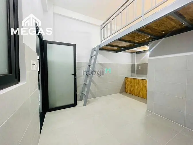 Căn Hộ Dịch Vụ Gác Cao Sẵn Máy Lạnh Rộng 30M2 Ngay Cổng Trước Văn Lang