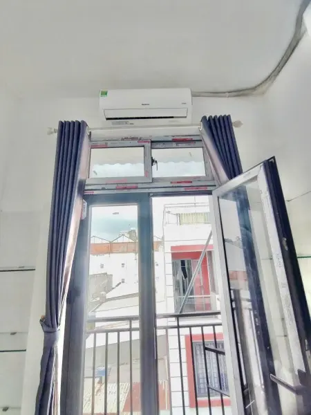 Phòng Ban Công + Máy Lạnh Kế Bên Chợ Đêm Man Thiện, Cách Hutech E 10P Di Chuyển