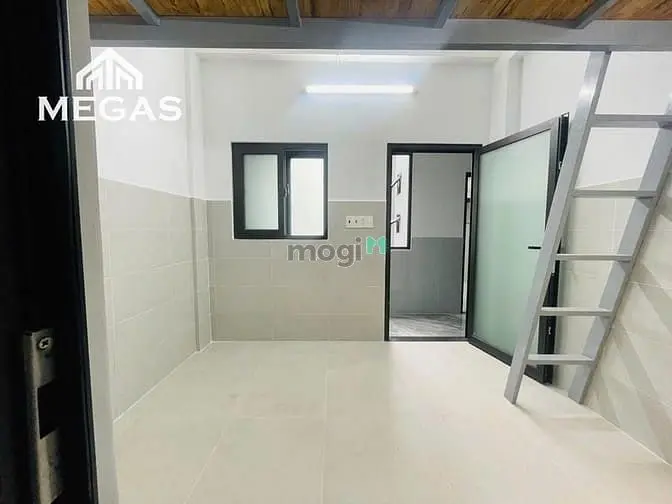 Căn Hộ Dịch Vụ Gác Cao Sẵn Máy Lạnh Rộng 30M2 Ngay Cổng Trước Văn Lang