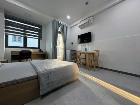 Căn Hộ Dịch Vụ Full Nội Thất Ban Công Ánh Sáng Trời Tốt Nằm Ngay Ngã Tư Hàng Xanh Gần Các Trường Đh