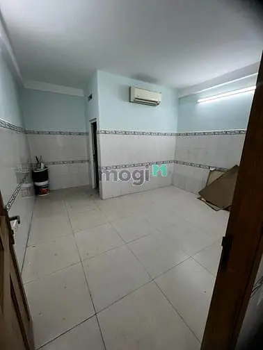 Ô Tô Đâuh Trong Nhà Cách Mạng Tháng 8 - Q10 4M X 14M 2 Tầng, 1 Trục