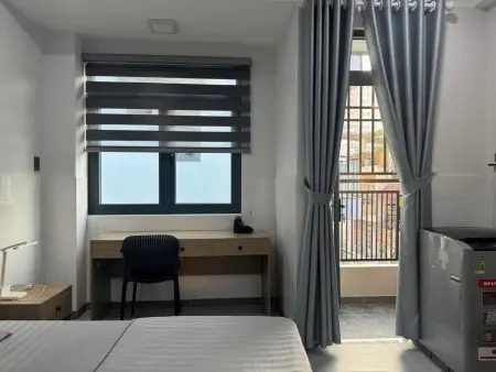 Căn Hộ Dịch Vụ Full Nội Thất Ban Công Ánh Sáng Trời Tốt Nằm Ngay Ngã Tư Hàng Xanh Gần Các Trường Đh