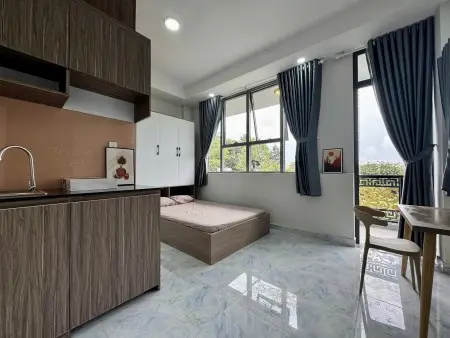 Cho Thuê Phòng Ban Công Cửa Sổ Lớn Full Nội Thất 35M2 Ngay Tại Thích Quảng Đức Gần Quận 3, Quận 1