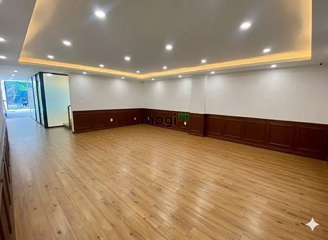 Cho Thuê Nhà 4 Tầng Sàn Suốt Cầu Thang Cuối Nhà. Dtsd 400M2 Tại Quận 3