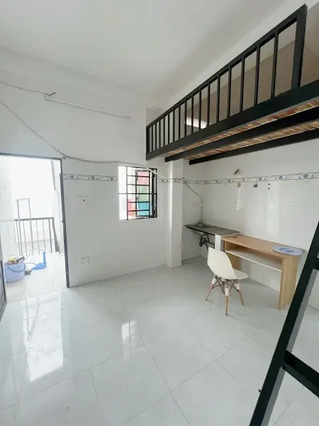 Phòng Gác Cửa Sổ Gần Đầm Sen