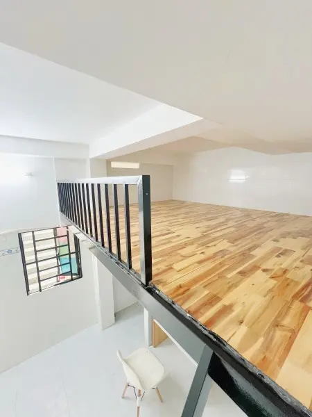 Phòng Gác Cửa Sổ Gần Đầm Sen