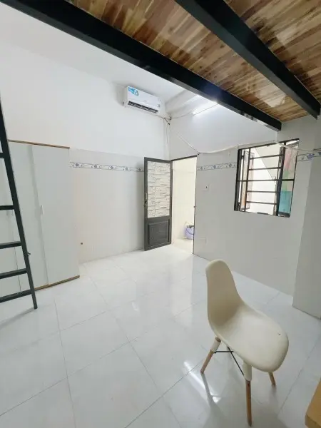 Phòng Gác Cửa Sổ Gần Đầm Sen