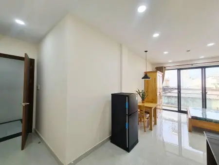 Phòng Ban Công – View Sân Bay – Full Nội Thất – Rộng 30M² – Giá Chỉ 4Tr5