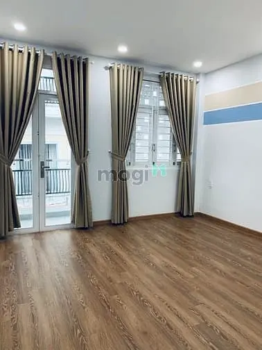 Bán Nhà Ngang 5M Kế Bên Q1! Hẻm Xe Hơi Quay Đầu - Vị Trí Tương Lai Tốt