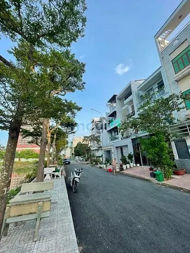 Nhà Phố Hiện Đại Phong Cách Châu Âu - Đường Rộng 12M Kdc Dân Trí Cao