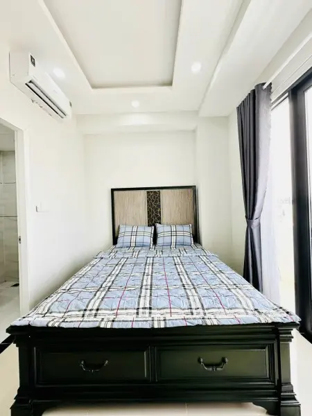 Cho Thuê Căn Hộ Dịch Vụ Full Nội Thất Ban Công Lớn Nằm Ngay Trung Tâm Bình Gần Ngã Tư Hàng Xanh