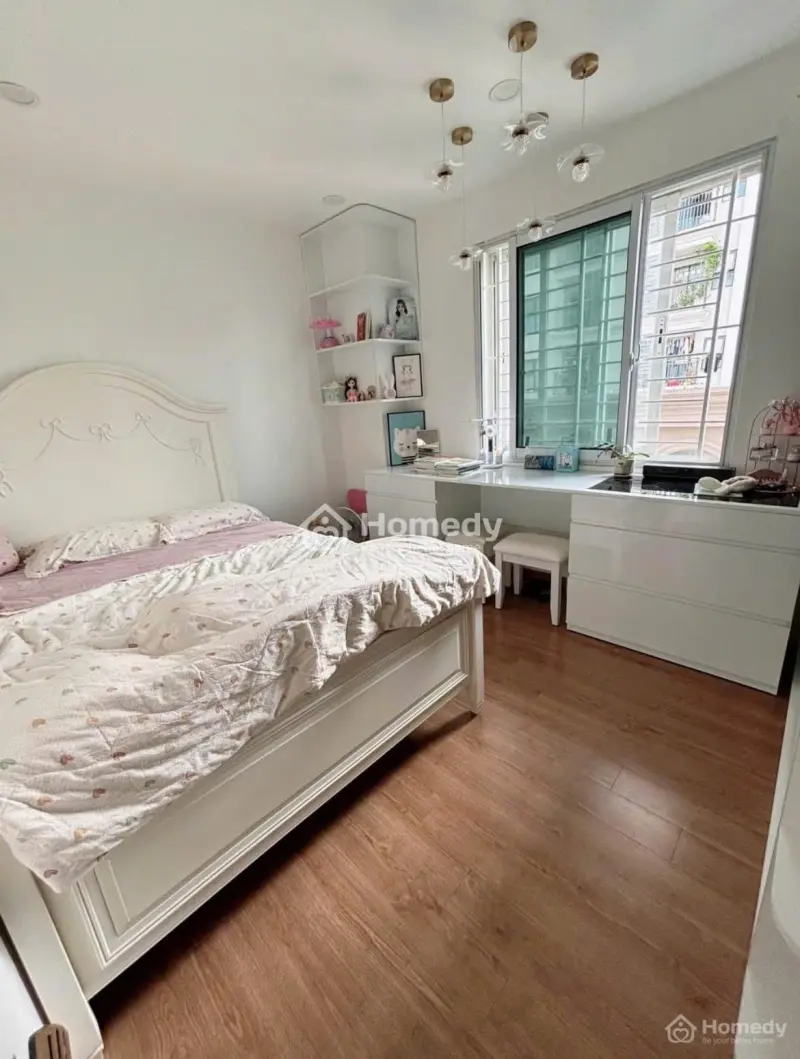 C/C Oriental Plaza, Tp, 110M2, Căn Góc, 3Pn, 2Wc, Nội Thất, Giá 15Tr5/Th