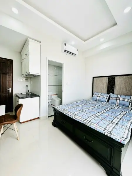 Cho Thuê Căn Hộ Dịch Vụ Full Nội Thất Ban Công Lớn Nằm Ngay Trung Tâm Bình Gần Ngã Tư Hàng Xanh