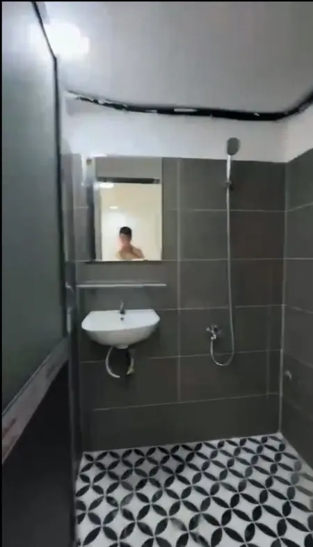 Cho Thuê Phòng Trọ Cửa Sổ Nội Thất Cơ Bản Giá Rẻ Ngay Vòng Xoay Dân Chủ, Công Viên Lê Văn Tám