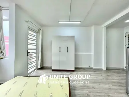 Cho Thuê Phòng Ban Công Rộng 38M2, Full Nội Thất Gần Ngã Tư Phú Nhuận, Phan Đăng Lưu Giáp Q1, Sânbay