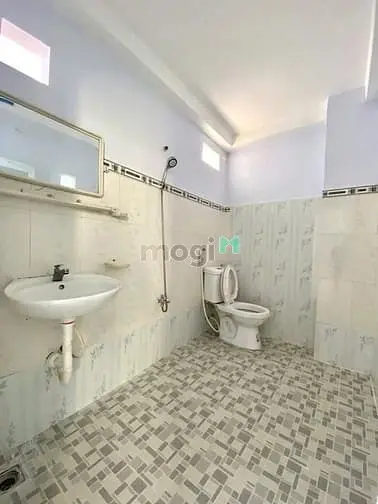 3Om Ra Mặt Tiềnđường Cách Mạng Tháng 8 Q10, Ô Tô Xe Hơi Đậu Trong Nha