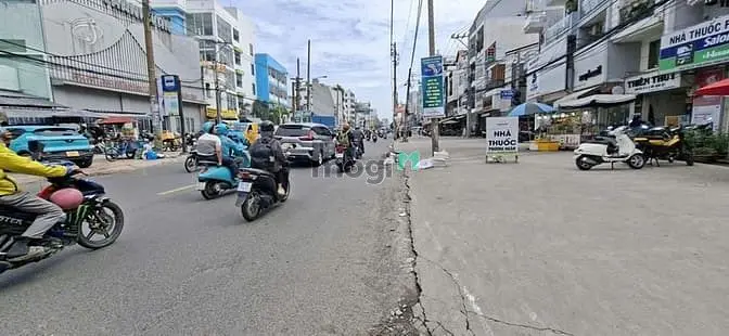 3Om Ra Mặt Tiềnđường Cách Mạng Tháng 8 Q10, Ô Tô Xe Hơi Đậu Trong Nha