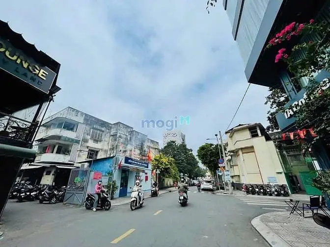 Cho Thuê Lô Góc 3 Mặt Tiền Đường Nguyễn Văn Nguyễn Quận 1
