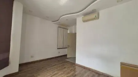 Phòng Trọ Cho Thuê Hẻm Xe Tải 27M2 , Sẵn Máy Lạnh Tủ Quần Áo, Bàn Làm Việc.