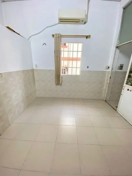 Trống 1 Phòng Lầu 2 Ban Công Thoáng Mát, Dọn Vào Ở Ngay !!!